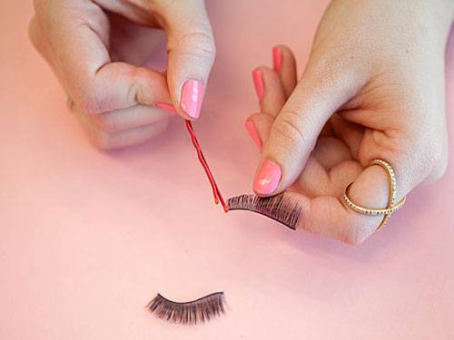 Easy beauty hack for eyelash glue application. - beauty hacks for women - Everything Abode