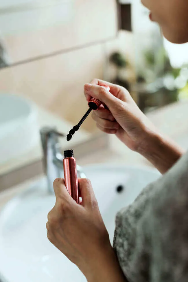 It's totally okay to re-use your favorite mascara brush - beauty hacks for women - Everything Abode