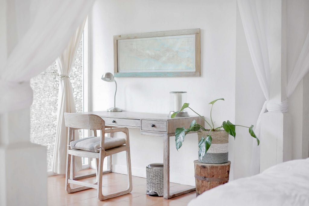 Minimalize every six months tip white room, white desk