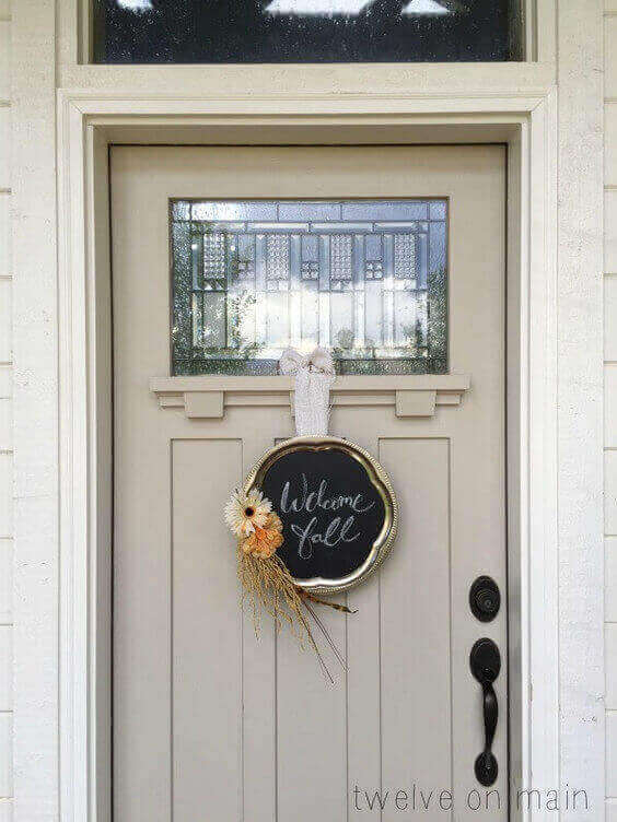 15 Stylish and Cheap DIY Fall Wreaths - chalkboard wreath - Everything Abode