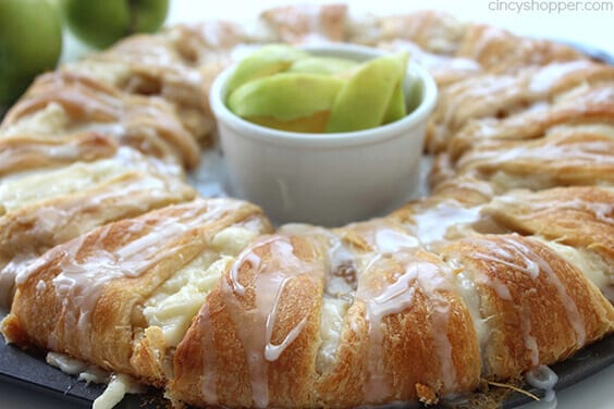 Caramel Cream Cheese Cresent Ring via @everythingabode