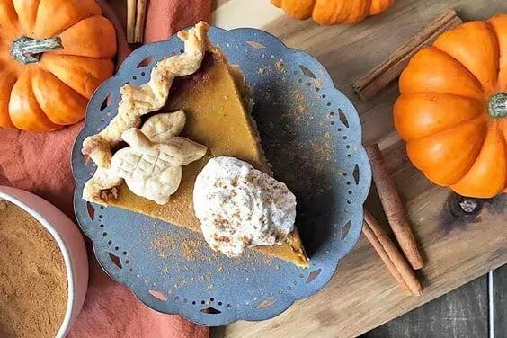 Classic Pumpkin Pie via @everythingabode