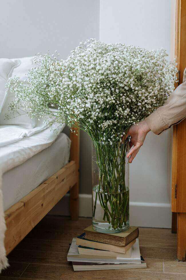 25 Items You Must Declutter to Live a Minimal Lifestyle - extra vases to declutter - Everything Abode