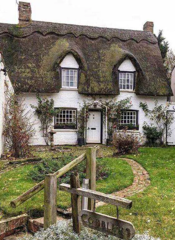 how-a-typical-English-cottage-style-home-can-look-like-on-the-outside-19 real clever ways to Redecorate in English Cottage Style