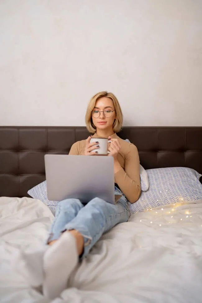 Using an overwhelming amount of technology before bed is a bad habit - things you should not do before bed - Everything Abode