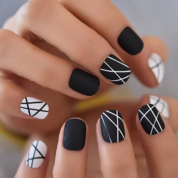 Black and white stripes short square nails