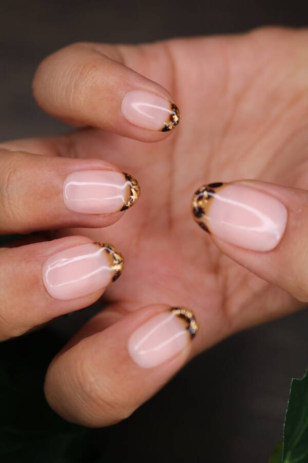 French tortoiseshell inspired with gold flakes short nails