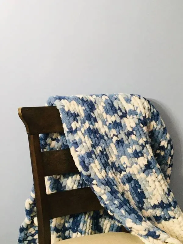 Chunky knit blanket by ThejoysofcraftingCo