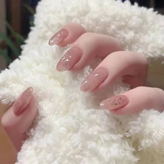 Gentle Girl Shimmering round nails