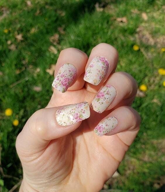 Dainty Flower Pink & White nails
