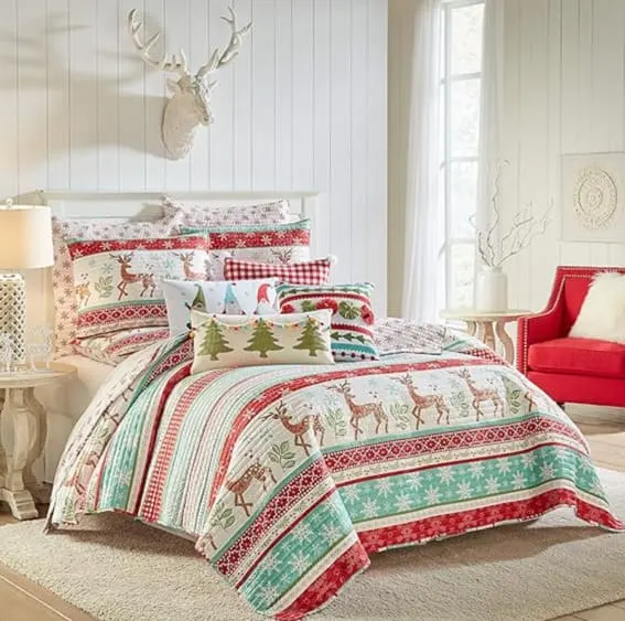 Full/Queen holiday quilt with a vibrant 'Let It Snow' theme.