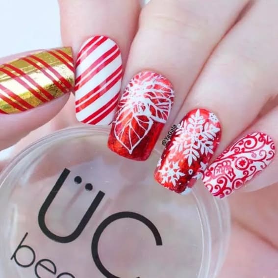  Short nails with red and gold holiday patterns