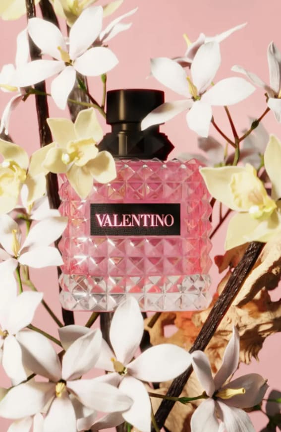 Valentino fragrance set, Donna Born in Roma, a blend of jasmine, vanilla bourbon, and woody notes. Luxurious Valentino Donna Born in Roma perfume, surrounded by delicate white flowers.