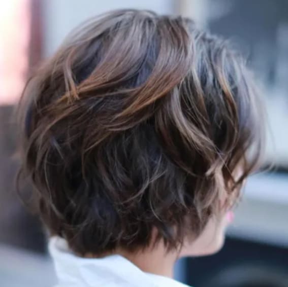 Natural waves meet subtle highlights in this shag cut.